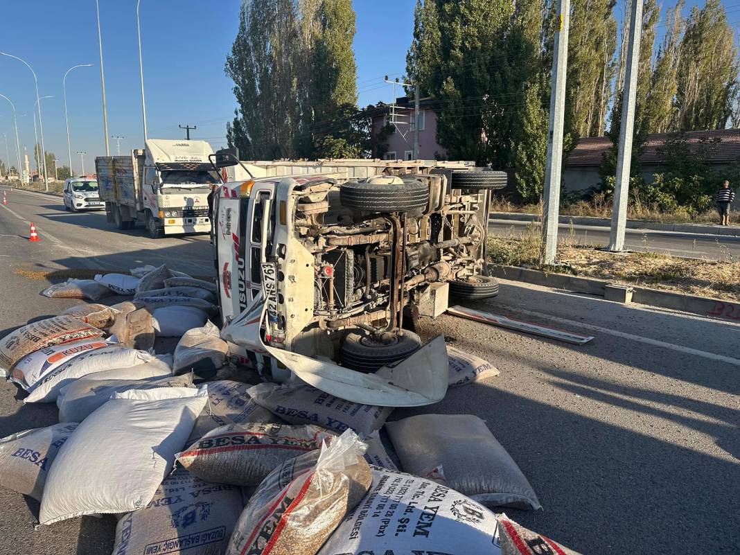 Konya’da yem yüklü kamyonet ile hafif ticari araç çarpıştı! Yaralılar var 2